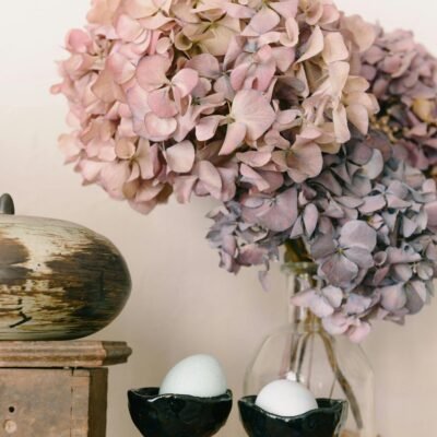 Bouquet d'hortensias séchés roses et mauves dans un vase