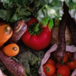 Panier de légumes colorés provenant de cultures dépendantes de la pollinisation